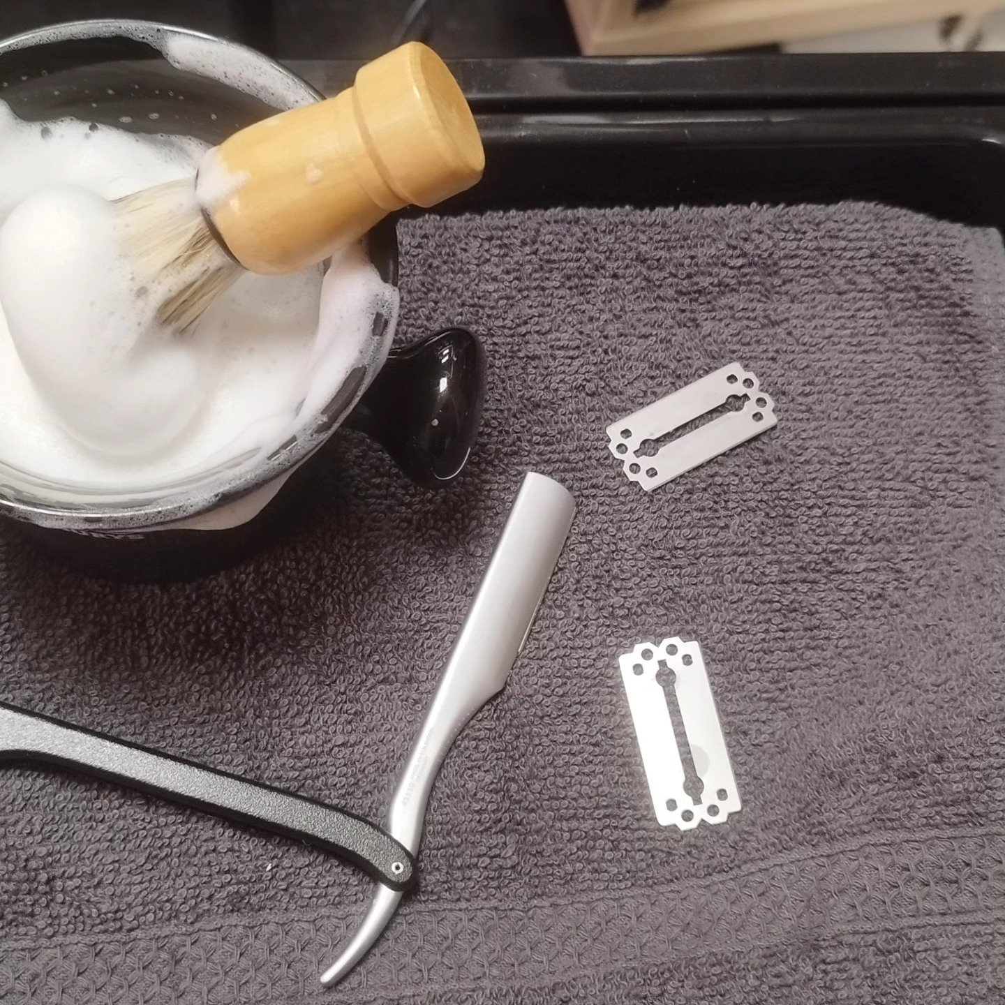 Outils rasage traditionnel — blaireau et rasoir